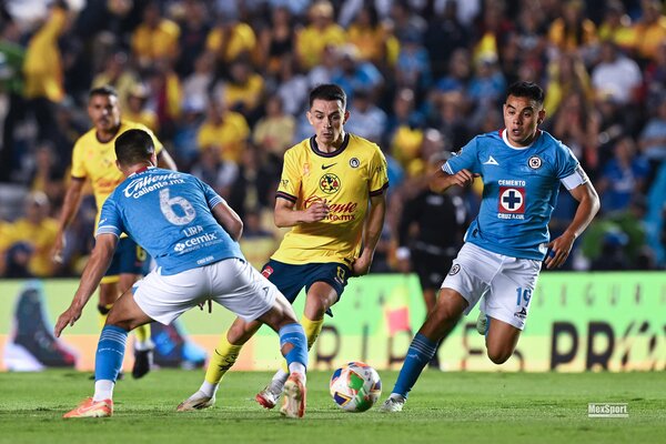 Álvaro Fidalgo peleando un balón con Charly Rodríguez