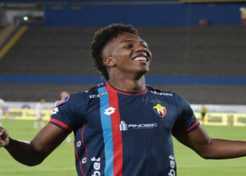 Djorkaeff Reascos celebrando su gol