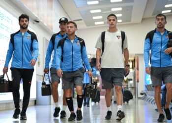 Jugadores de Liga Deportiva Universitaria en el aeropuerto