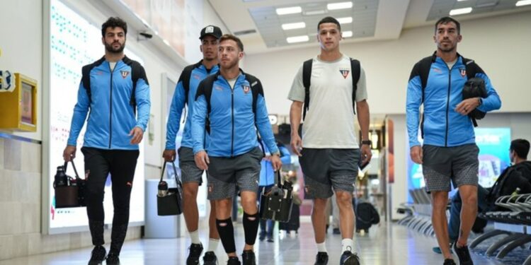 Jugadores de Liga Deportiva Universitaria en el aeropuerto