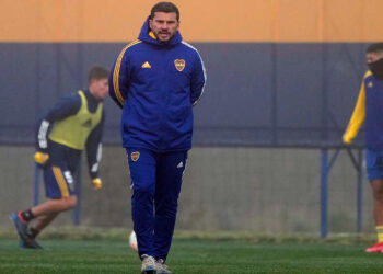 El interino Xeneize vuelve a escena tras la renuncia de Gago y buscará quedar como líder para mejorar su posición de cara a los cruces en playoffs, al cual ya se encuentra clasificado