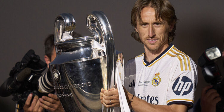 Modrić levantando la Champions League.