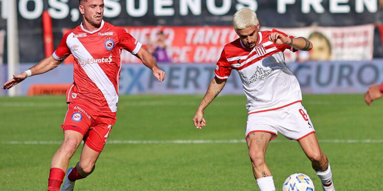 Estudiantes de La Plata no hizo pie en La Paternal y cayó goleado por 4-0 frente a Argentinos Jrs. con horrores defensivos. Sin embargo, por las derrotas de Defensa y Justicia y de Independiente Rivadavia lograron clasificar a la siguiente instancia