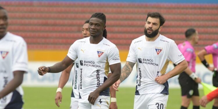 Ricardo Adé y Gian Allala en la derrota de Liga Deportiva Universitaria