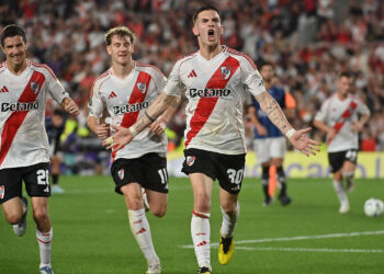 En un partido que lo tuvo todo errores, goles, una expulsión, remontadas y VAR, el Millonario dejó a IDV