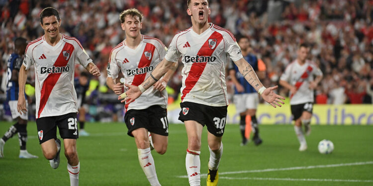 En un partido que lo tuvo todo errores, goles, una expulsión, remontadas y VAR, el Millonario dejó a IDV