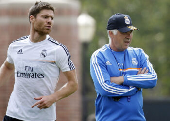 Carlo Ancelotti dirigiendo a Xabi Alonso.