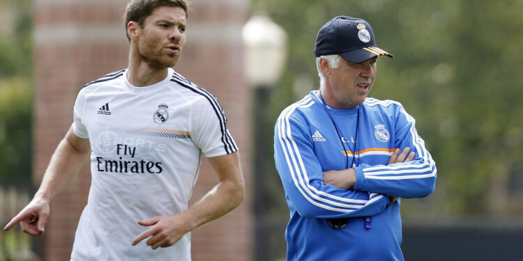 Carlo Ancelotti dirigiendo a Xabi Alonso.