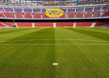 El Camp Nou late otra vez : el  Barca vuelve a casa