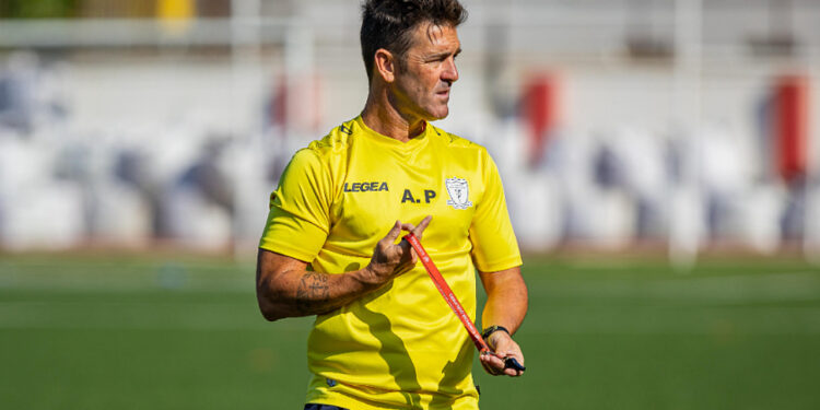 El técnico español Abraham Paz dirige al ST. Joseph`s, un equipo del Peñón que busca clasificarse por primera vez para una fase final europea.