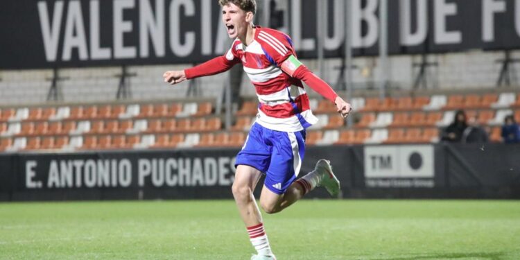 Álvaro Justo, El joven jugador, de 19 años da el paso al senior tras destacar en las canteras de Betis y Granada