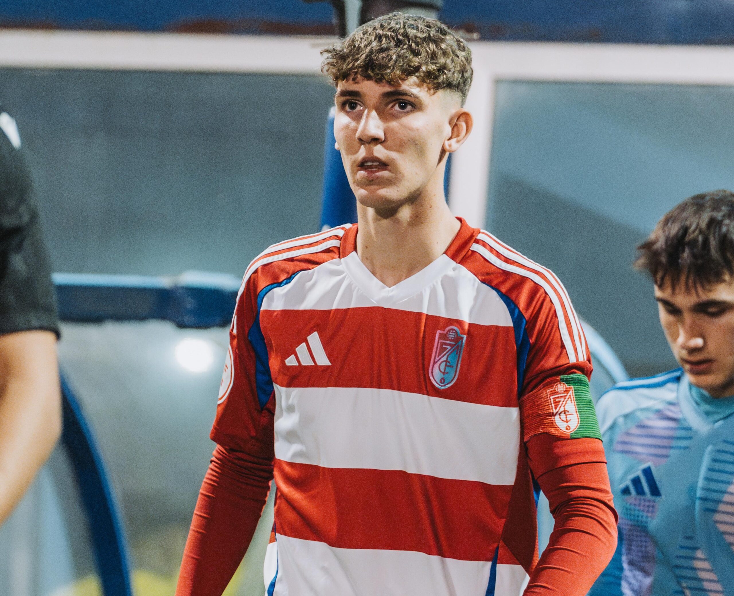 Álvaro Justo, El joven jugador, de 19 años da el paso al senior tras destacar en las canteras de Betis y Granada