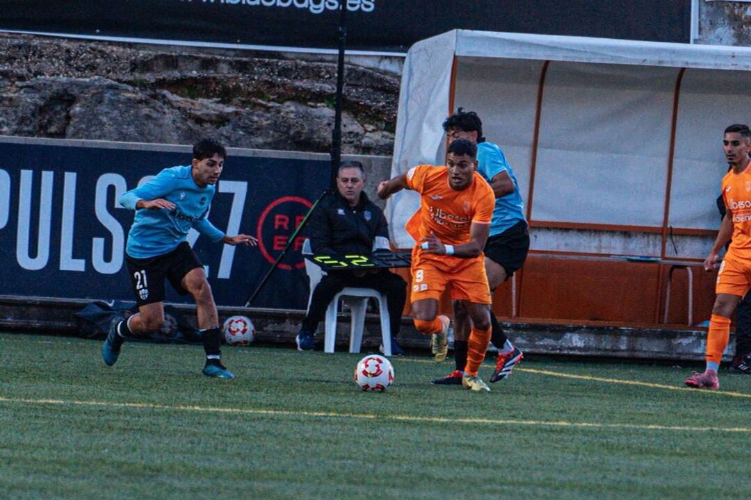 El mundo del fútbol es complejo, y abrirse camino para vivir de él no es algo que llega de la noche a la mañana. Es un camino largo que requiere mucho esfuerzo, trabajo y sacrificio. Brandon Yarce representa ese tipo de persona luchadora, ambiciosa y valiente y que, sin duda alguna, está dispuesto a darlo todo por perseguir su sueño de ser futbolista profesional y llegar a lo más alto. El joven villarenco lleva toda su vida en contacto con el fútbol y con el balón y todo gracias a su padre, de quien le viene esa pasión que siente por este deporte. Conforme fue creciendo, fue siendo más consciente de que uno de sus objetivos en la vida es dedicarse a esto, al fútbol y, por el momento, va por buen camino. Aunque la próxima campaña se enfrenta a un nuevo reto en un nuevo club, como es el Atlético Levante, la Tercera RFEF no es un terreno desconocido para él. En los últimos cuatro años, Brandon ha acumulado experiencia en esta división jugando para Recambios Colón, Patacona CF y Atzeneta UE. Brandon Yarce, nacido en Villar del Arzobispo en 2002, dio el primer salto en su carrera deportiva en la temporada 20/21 pasando de jugar en el Alboraya UD Juvenil de División de Honor, donde jugó 1584 minutos y marcó 7 goles, a jugar en Tercera Federación en Recambios Colón en la temporada 21/22, una temporada que fue muy difícil para el joven delantero, pero que le hizo muy fuerte mentalmente y que cree que “fue necesario pasar por ahí” para llegar a donde está hoy. Tras una temporada en el Patacona CF, en la campaña 22/23 y dos más en el Atzeneta UE, en las campañas 23/24 y 24/25, el delantero villarenco llega al filial del Levante con mucha ilusión, muchas ganas de mejorar y de crecer como futbolista y una meta clara, demostrar que su fichaje ha valido la pena y que viene con hambre y ganas de mostrar de lo que es capaz: “no me importa donde me ponga el entrenador, sé que tengo que dar el 100% de mi y sacar el máximo rendimiento para el equipo”. A pesar del largo camino que ha tenido que recorrer para llegar a donde está hoy y las dificultades que se ha ido encontrando en cada paso que daba, el esfuerzo, la lucha, el trabajo y la constancia tienen su recompensa. Brandon es el ejemplo de que aunque las cosas se pongan difíciles, rendirse no es una opción. Uno de los mayores deseos del joven ariete era conseguir fichar por un filial, y este verano, tras años de trabajo y sacrificio, Brandon Yarce lo ha conseguido y viene con todo lo que tiene para dejar claro que está hecho para esto, para jugar al fútbol.