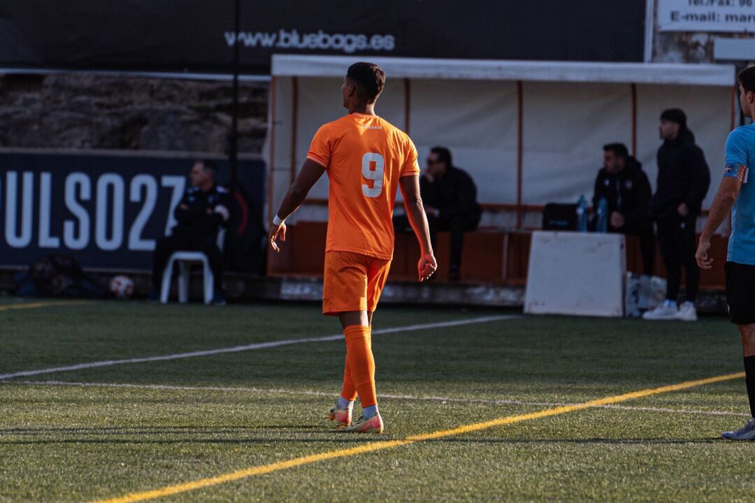 El mundo del fútbol es complejo, y abrirse camino para vivir de él no es algo que llega de la noche a la mañana. Es un camino largo que requiere mucho esfuerzo, trabajo y sacrificio. Brandon Yarce representa ese tipo de persona luchadora, ambiciosa y valiente y que, sin duda alguna, está dispuesto a darlo todo por perseguir su sueño de ser futbolista profesional y llegar a lo más alto. El joven villarenco lleva toda su vida en contacto con el fútbol y con el balón y todo gracias a su padre, de quien le viene esa pasión que siente por este deporte. Conforme fue creciendo, fue siendo más consciente de que uno de sus objetivos en la vida es dedicarse a esto, al fútbol y, por el momento, va por buen camino. Aunque la próxima campaña se enfrenta a un nuevo reto en un nuevo club, como es el Atlético Levante, la Tercera RFEF no es un terreno desconocido para él. En los últimos cuatro años, Brandon ha acumulado experiencia en esta división jugando para Recambios Colón, Patacona CF y Atzeneta UE. Brandon Yarce, nacido en Villar del Arzobispo en 2002, dio el primer salto en su carrera deportiva en la temporada 20/21 pasando de jugar en el Alboraya UD Juvenil de División de Honor, donde jugó 1584 minutos y marcó 7 goles, a jugar en Tercera Federación en Recambios Colón en la temporada 21/22, una temporada que fue muy difícil para el joven delantero, pero que le hizo muy fuerte mentalmente y que cree que “fue necesario pasar por ahí” para llegar a donde está hoy. Tras una temporada en el Patacona CF, en la campaña 22/23 y dos más en el Atzeneta UE, en las campañas 23/24 y 24/25, el delantero villarenco llega al filial del Levante con mucha ilusión, muchas ganas de mejorar y de crecer como futbolista y una meta clara, demostrar que su fichaje ha valido la pena y que viene con hambre y ganas de mostrar de lo que es capaz: “no me importa donde me ponga el entrenador, sé que tengo que dar el 100% de mi y sacar el máximo rendimiento para el equipo”. A pesar del largo camino que ha tenido que recorrer para llegar a donde está hoy y las dificultades que se ha ido encontrando en cada paso que daba, el esfuerzo, la lucha, el trabajo y la constancia tienen su recompensa. Brandon es el ejemplo de que aunque las cosas se pongan difíciles, rendirse no es una opción. Uno de los mayores deseos del joven ariete era conseguir fichar por un filial, y este verano, tras años de trabajo y sacrificio, Brandon Yarce lo ha conseguido y viene con todo lo que tiene para dejar claro que está hecho para esto, para jugar al fútbol.