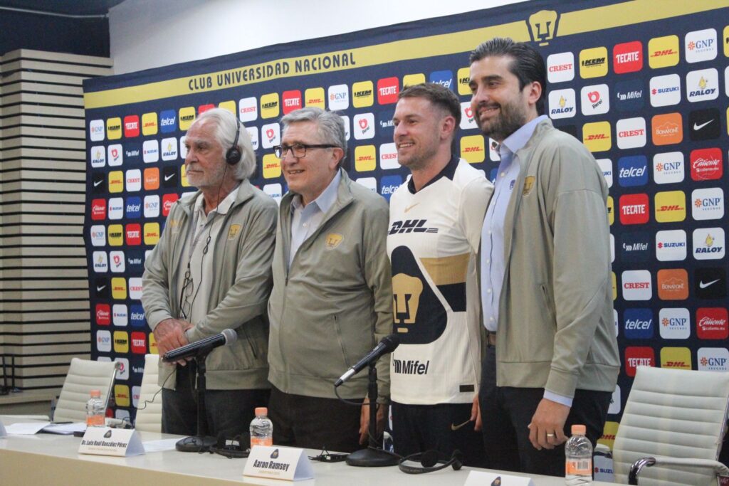 Aaron Ramsey sonríe con su nueva camiseta, listo para debutar en el Estadio Olímpico Universitario ante la afición auriazul.