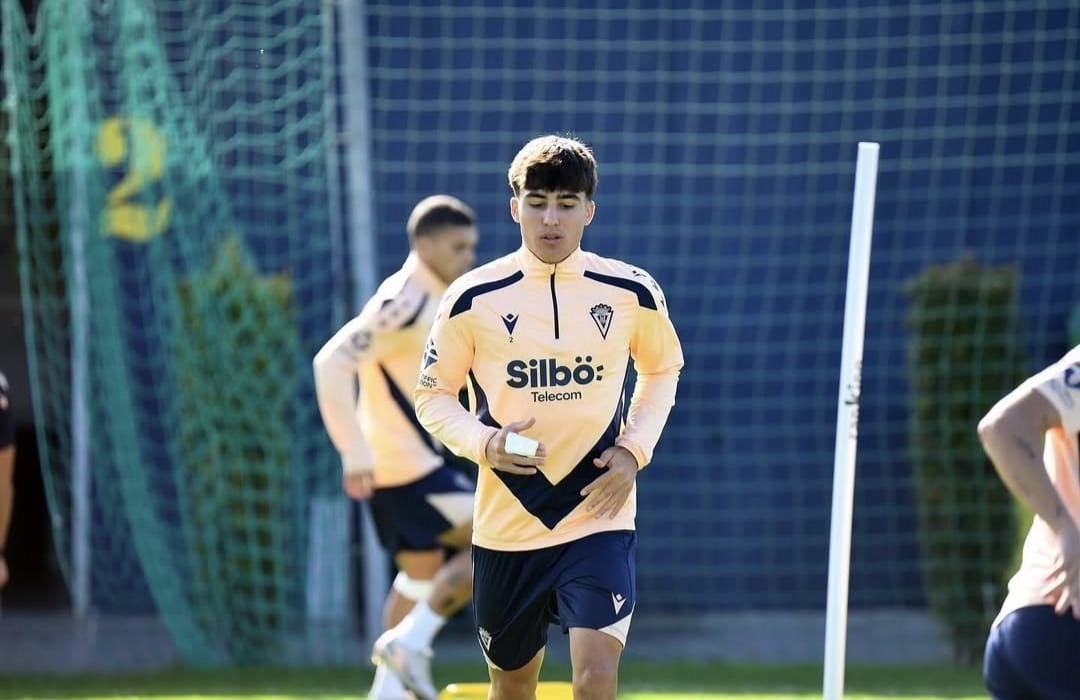 El joven sevillano Juan Díaz, procedente del Cádiz Mirandilla de Segunda RFEF, ha ido escalando poco a poco las distintas divisiones y categorías del club gaditano, hasta conseguir un hueco en el primer equipo durante la pretemporada.