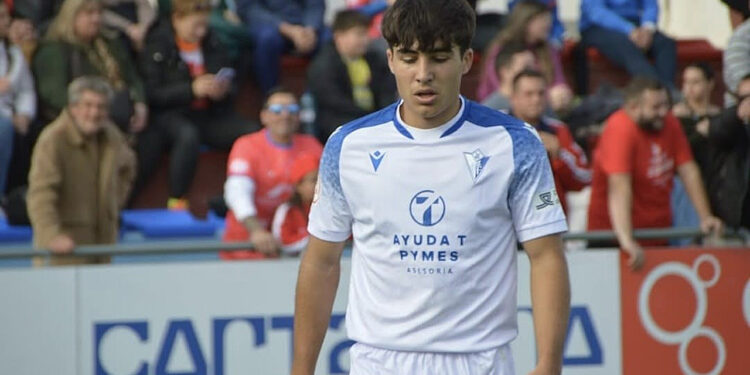 El joven sevillano Juan Díaz, procedente del Cádiz Mirandilla de Segunda RFEF, ha ido escalando poco a poco las distintas divisiones y categorías del club gaditano, hasta conseguir un hueco en el primer equipo durante la pretemporada.