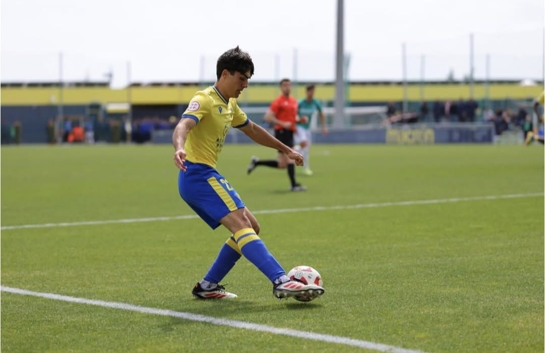 El joven sevillano Juan Díaz, procedente del Cádiz Mirandilla de Segunda RFEF, ha ido escalando poco a poco las distintas divisiones y categorías del club gaditano, hasta conseguir un hueco en el primer equipo durante la pretemporada.