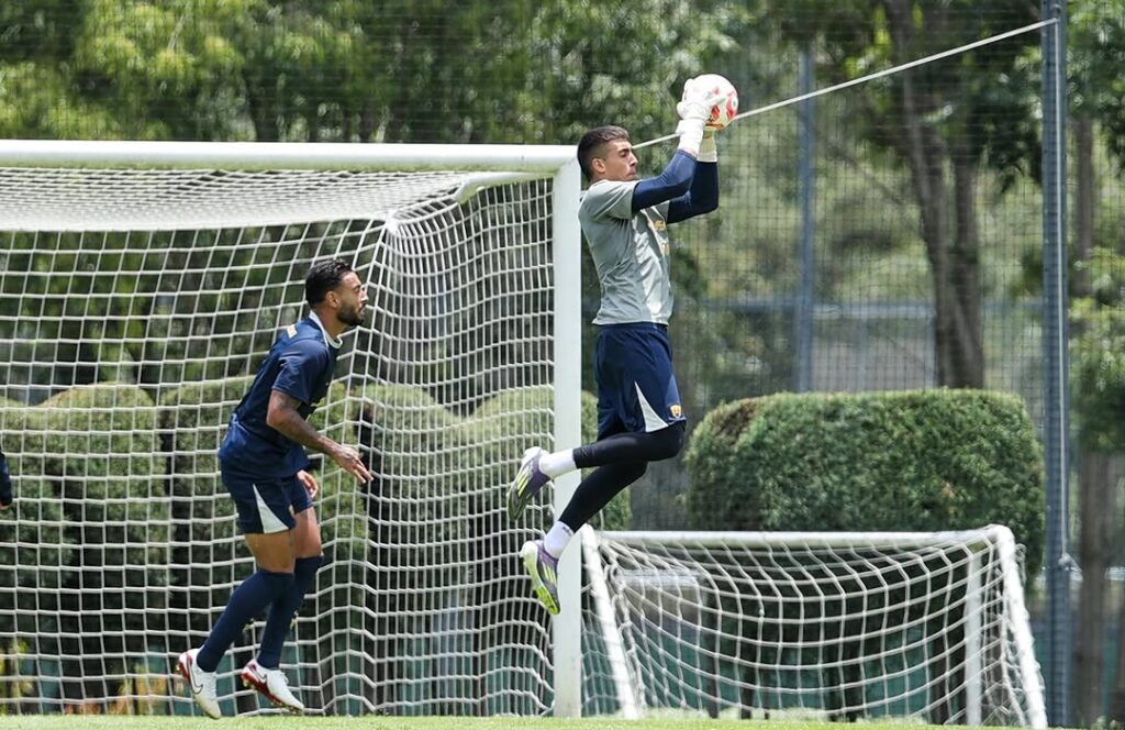 El arquero Alex Padilla tuvo minutos en la primera mitad, mientras se aclara su futuro con Pumas.