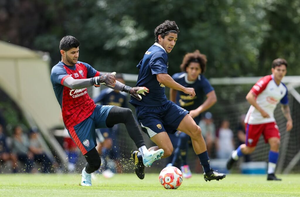 Jugadores de Pumas y Atlante disputan el balón en un duelo de alta intensidad en Cantera.