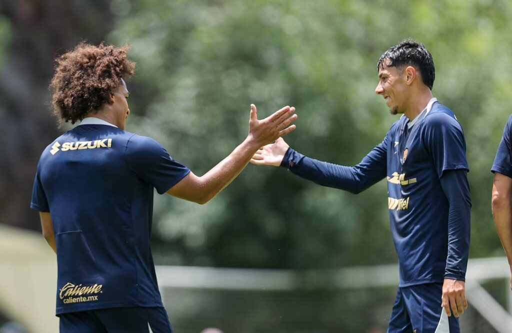 Adalberto Carrasquilla celebra su gol tras reaparecer con Pumas en la pretemporada.