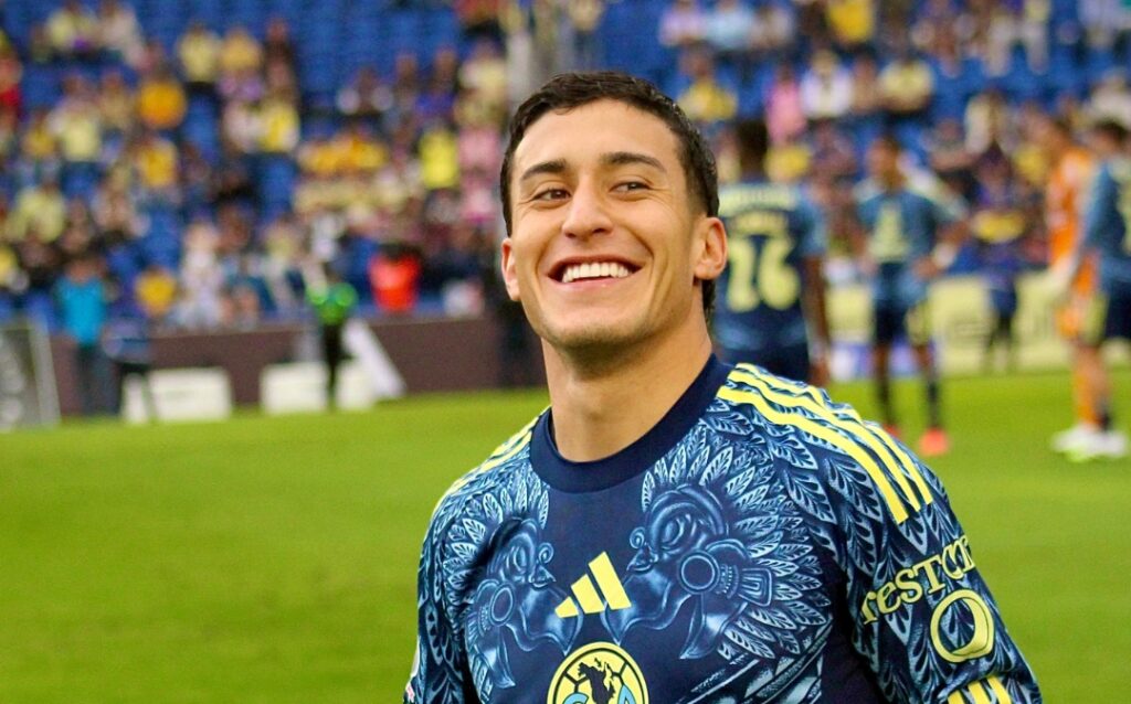 América estrenó su nuevo uniforme de visitante con diseño retro.