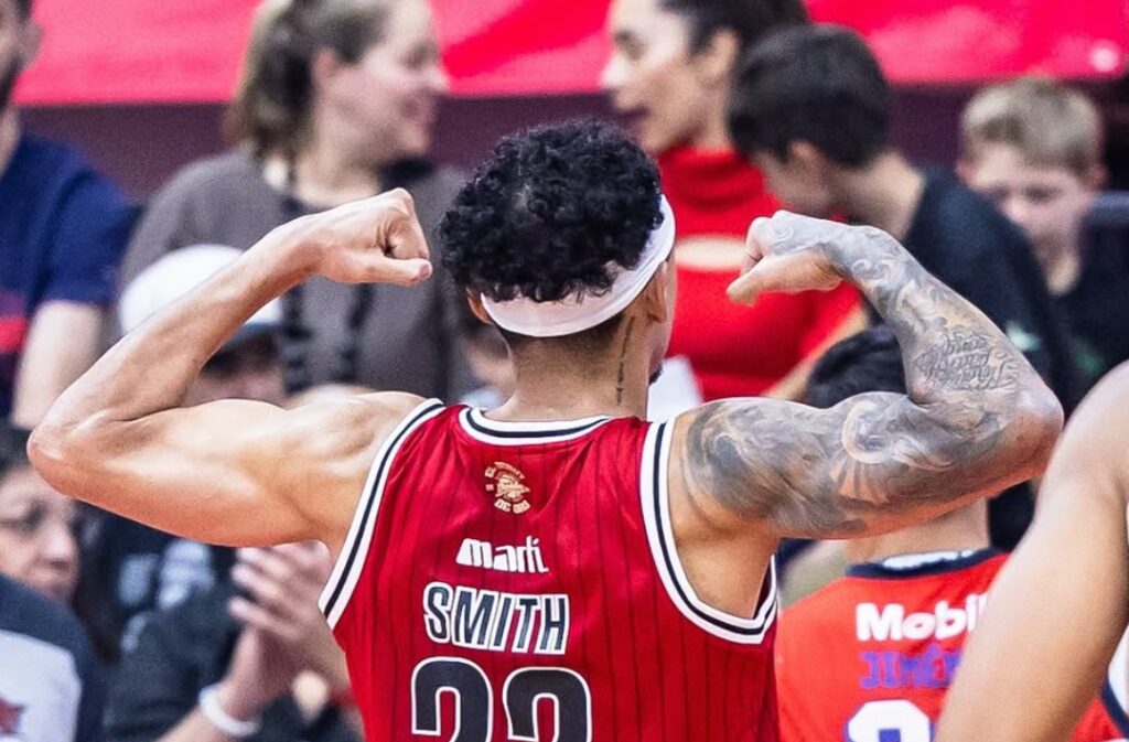 Los Diablos celebran una canasta de tres puntos en el segundo cuarto, donde lograron una ventaja definitiva sobre los Freseros.