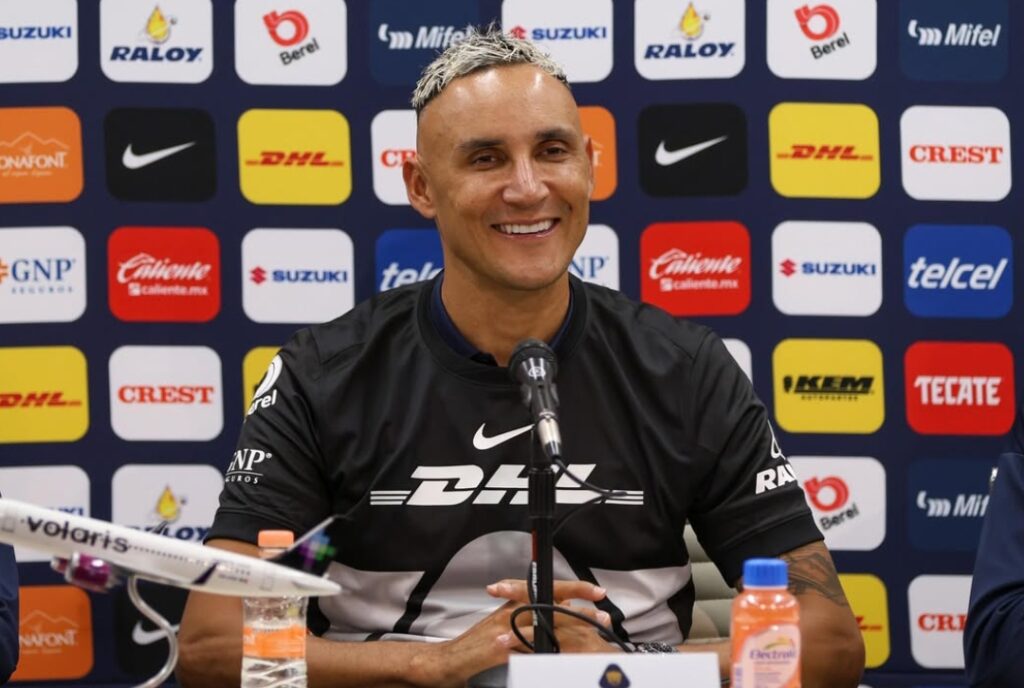 Navas sonríe mientras responde preguntas de la prensa, destacando su compromiso con los jóvenes del club.