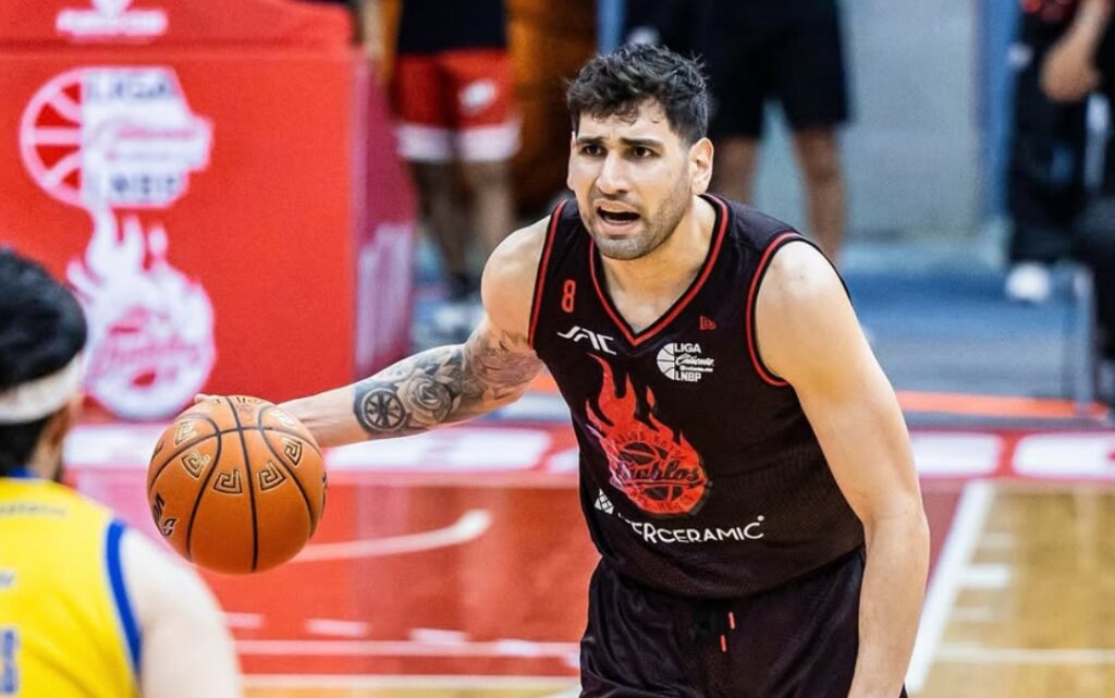 El equipo capitalino controla el balón en medio de una defensa potosina desbordada y sin reacción.