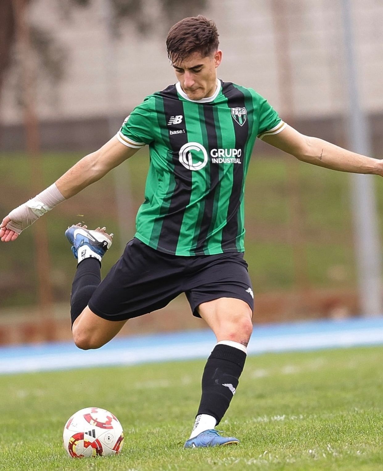 Alfonso Peral, el central sevillano que se labra un futuro en el fútbol