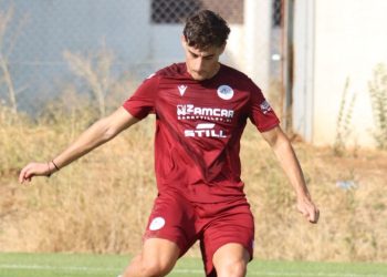 Alfonso Peral, el central sevillano que se labra un futuro en el fútbol