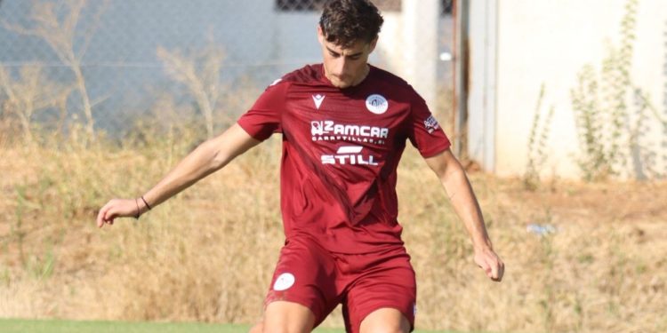 Alfonso Peral, el central sevillano que se labra un futuro en el fútbol