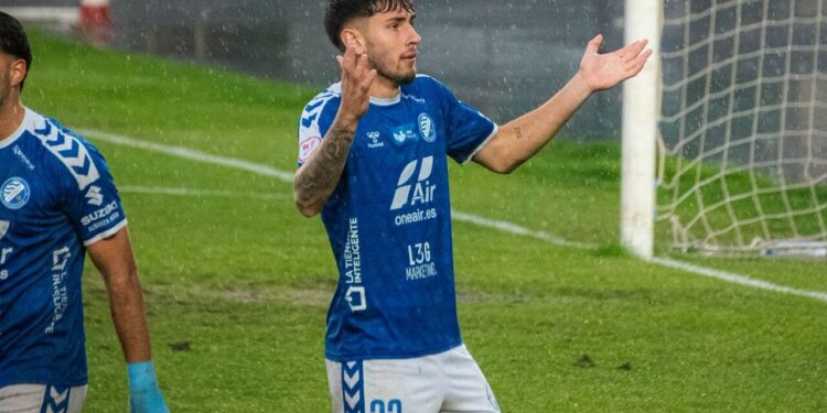 Con 20 años y un futuro muy prometedor como futbolista, el joven central sevillano se enfrenta a su segunda temporada en el conjunto azulino con el objetivo de dejar constancia de todo el talento que tiene por mostrar.