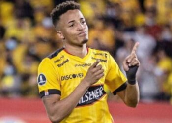 La continuidad del lateral genera polémica entre los aficionados