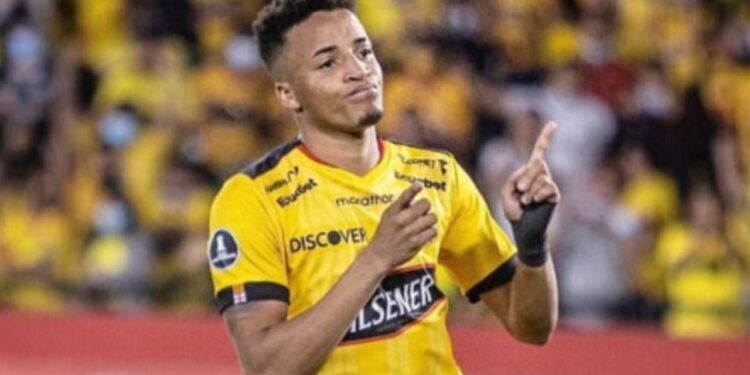 La continuidad del lateral genera polémica entre los aficionados