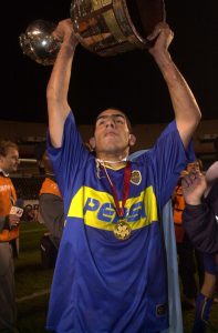 Carlos Tévez levantando la Copa Libertadores de América con Boca Juniors.