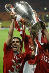 Carlos Tévez levantando la Champions League con Manchester United.