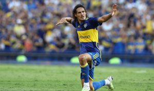 Edinson Cavani festejando un gol con la camiseta de Boca Juniors.