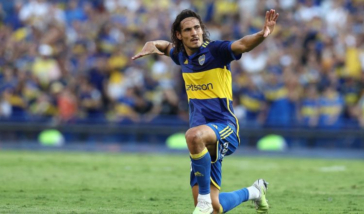 Edinson Cavani festejando un gol con la camiseta de Boca Juniors.