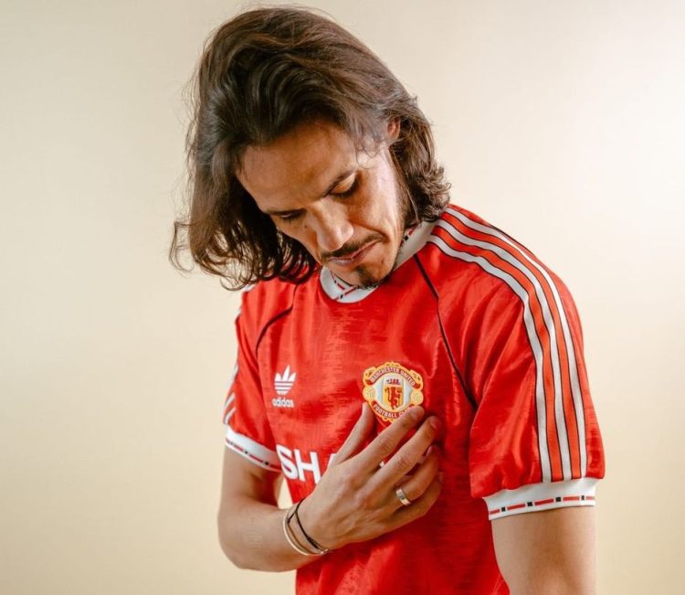 Edinson Cavani luciendo la camiseta del Manchester United.