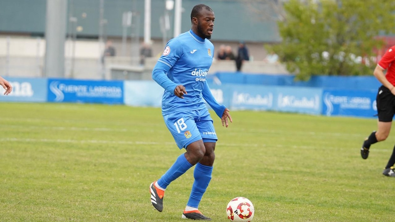 Después de dos temporadas cedido al Recreativo Granada y al CF Fuenlabrada, Lassina Sangaré el joven centrocampista de 23 años vuelve al club talaverano