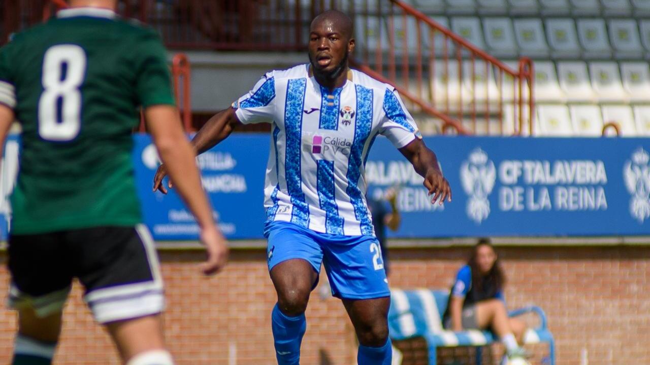Después de dos temporadas cedido al Recreativo Granada y al CF Fuenlabrada, Lassina Sangaré el joven centrocampista de 23 años vuelve al club talaverano