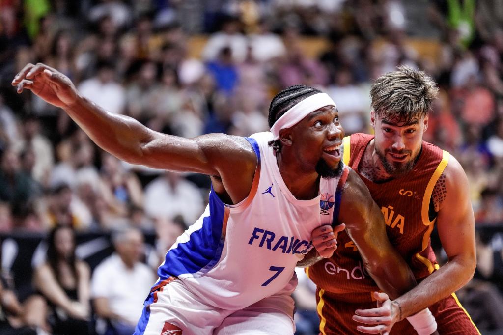 Los franceses, que no habían ganado a ‘La Familia’ en diez años, se imponen en Badalona en uno de los duelos de preparación para el Eurobasket