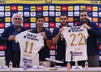 Pumas hace oficial la contratación de José Juan Macías y Alan Medina, los presentan en conferencia de prensa.