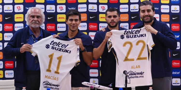Pumas hace oficial la contratación de José Juan Macías y Alan Medina, los presentan en conferencia de prensa.