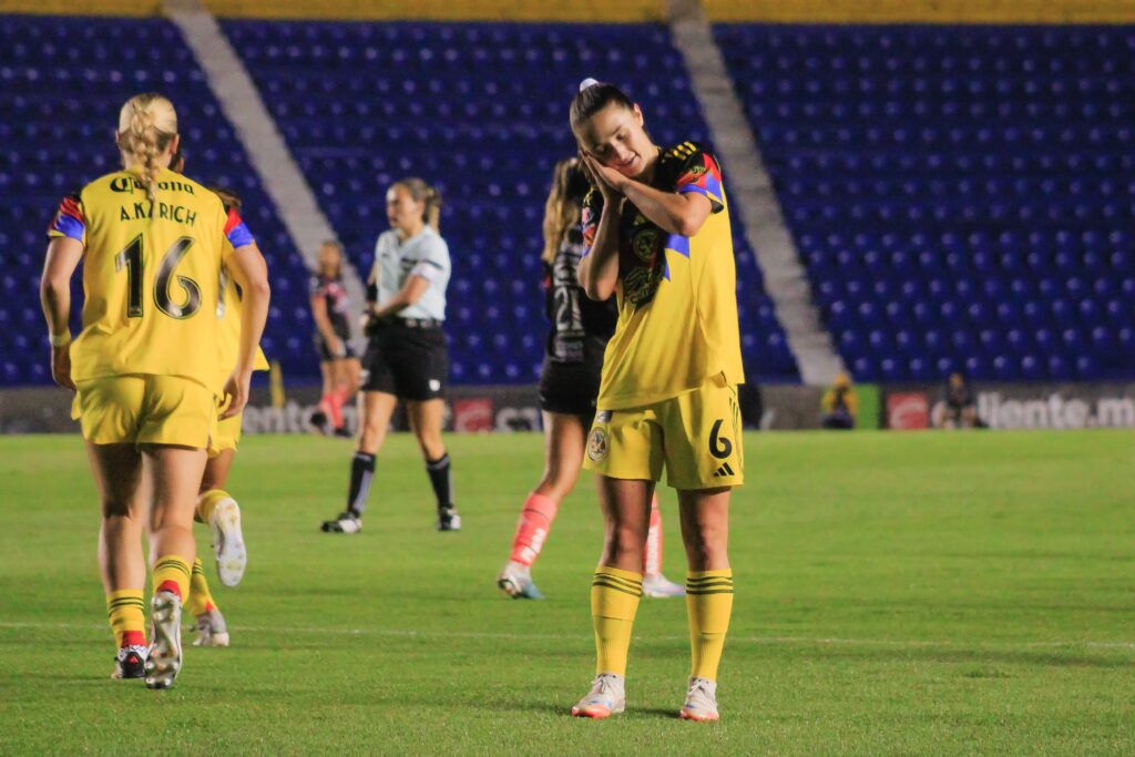 Bruna Vilamala celebra su primer gol de cabeza ante Puebla, tras el retraso causado por la tormenta eléctrica.