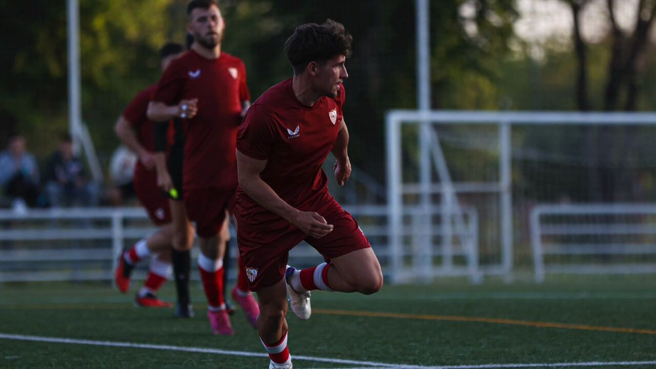El joven lateral sevillano enfrenta su segunda temporada como nervionense