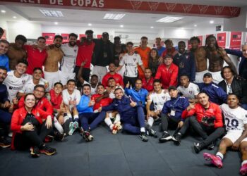 Los ‘Albos’ vencieron 2-0 en el estadio Rodrigo Paz Delgado