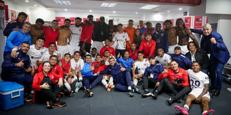 Los ‘Albos’ vencieron 2-0 en el estadio Rodrigo Paz Delgado