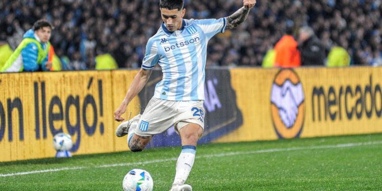 Racing venció a Peñarol en el último minuto y pasó a cuartos de la Libertadores